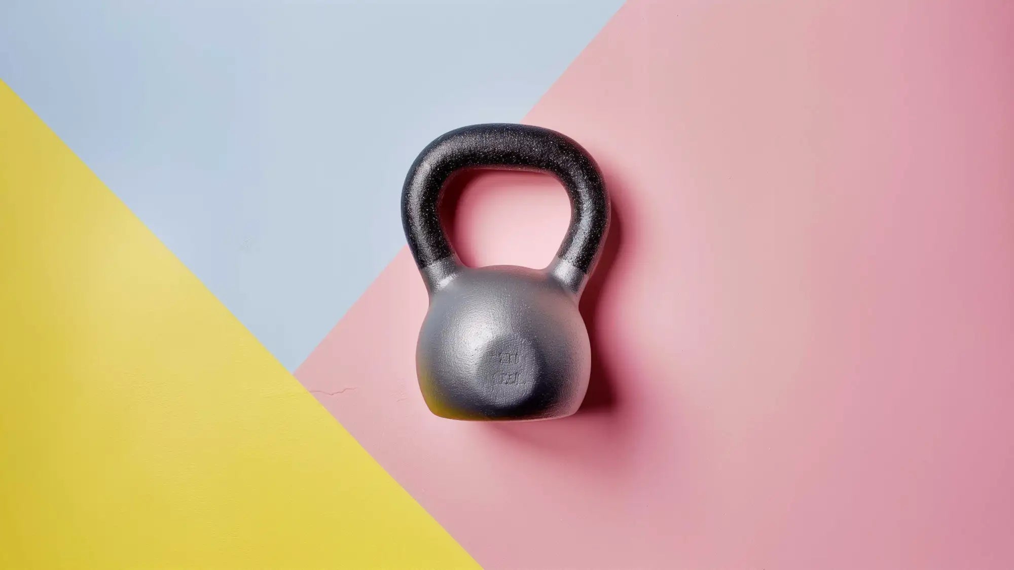 Une kettlebell noire mate avec un corps lisse et arrondi et une poignée robuste.