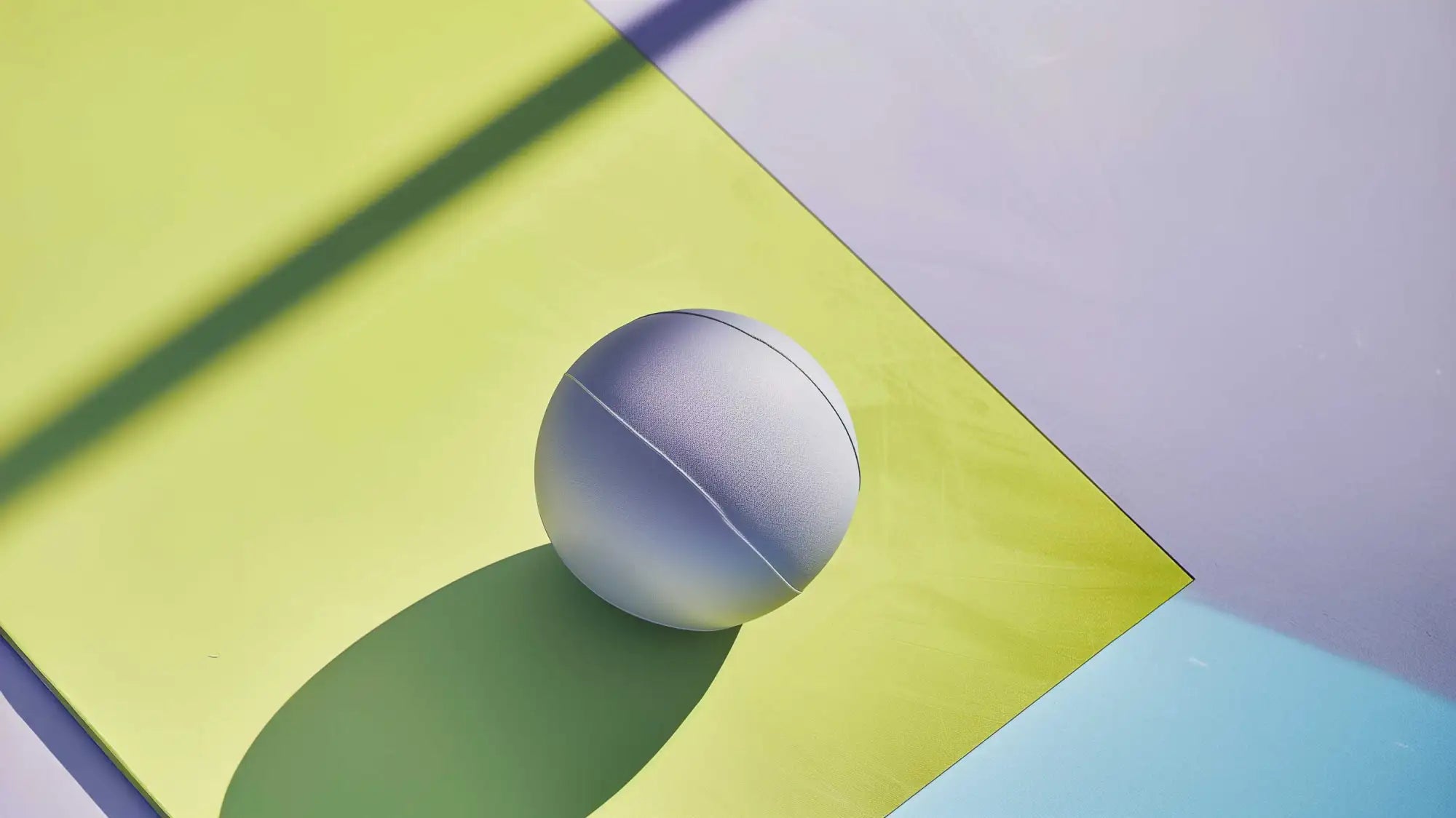 Un objet sphérique blanc mat avec des nuances grisâtres subtiles et une surface lisse, légèrement texturée.