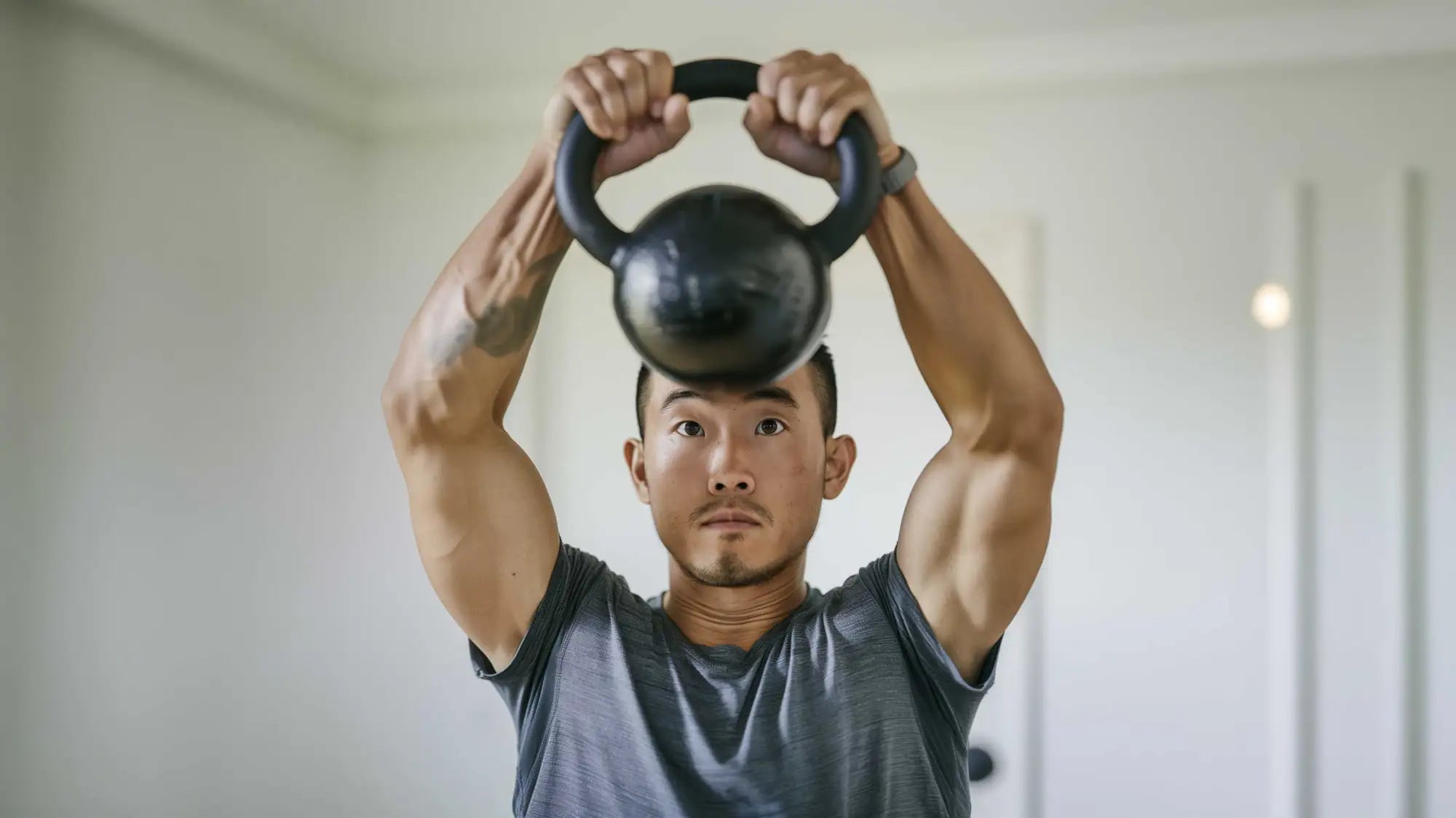 Poignée noire avec une poignée lisse et arrondie et une base lestée.